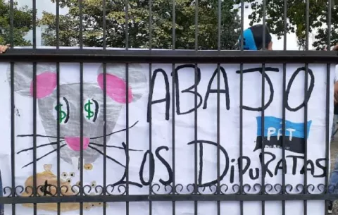 Diversos sectores protestan, en la Asamblea Nacional, en contra de reformas constitucionales