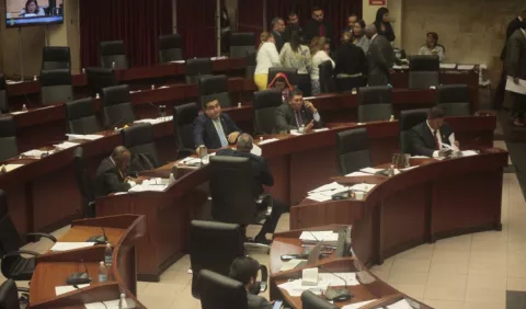 Reformas constitucionales van con apuro y sin seriedad