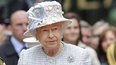 La reina Isabel abofeteó públicamente a su sobrino por desobedecerla, según Elton John