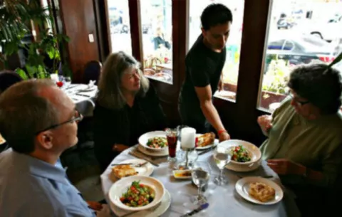 Restaurantes siguen incumpliendo con los descuentos a los jubilados, según Acodeco