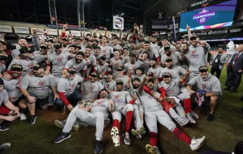 Un panameño metido en el baile, Nilson Robledo gana Serie Mundial con los Nacionales