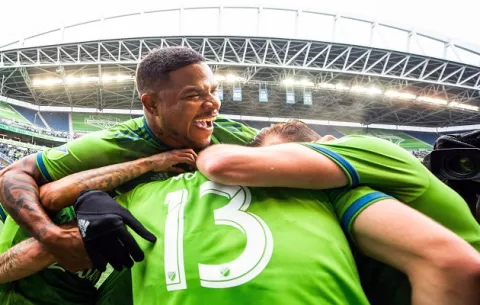 Román Torres se lesiona, pero Sounders avanza a la final del Oeste en la MLS