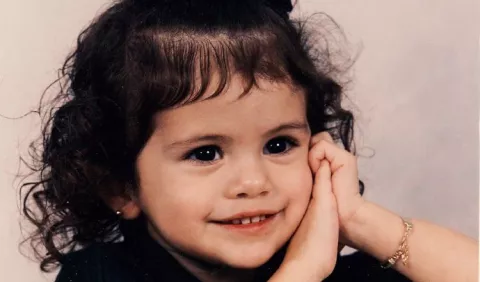Selena Gomez presenta una dulce foto  de su niñez