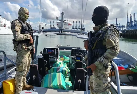 Senan detiene a tres colombianos y decomisa 616 paquetes de drogas