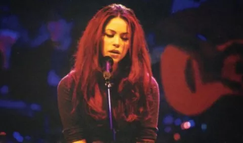 Shakira causa sensación con foto a sus 20 años