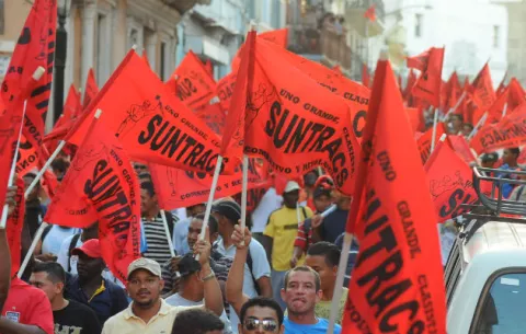 Suntracs y Frenadeso se encuentran con cerco policial en la Asamblea Nacional