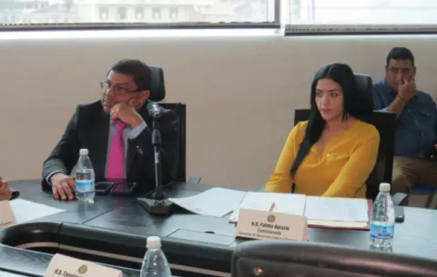 Aprueban en primer debate proyecto de ley que regula el uso de textos escolares 