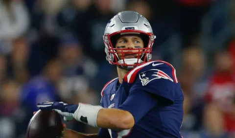 Tom Brady y la defensa mantienen invictos a los Patriots