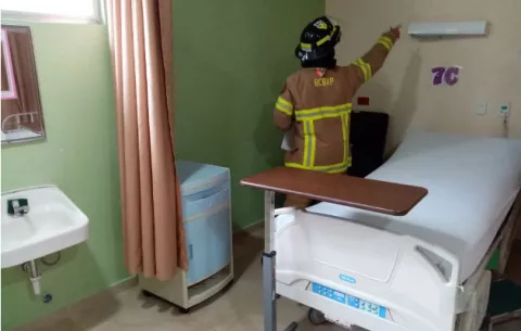 Se incrementan rajaduras en el hospital de Tonosí, tras sismo, bomberos inspeccionan