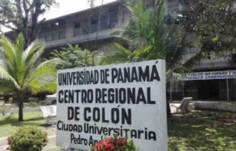 Hombre ingresa a un aula de clases del centro universitario de Colón causando tensión y pánicos 