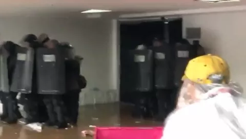 Universitarios entran a la fuerza a la Asamblea Nacional en rechazo a reformas constitucionales