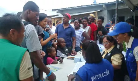 Panamá entrega tarjetas de vacunación a migrantes en Darién