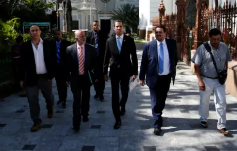 Batalla de poderes políticos en Venezuela