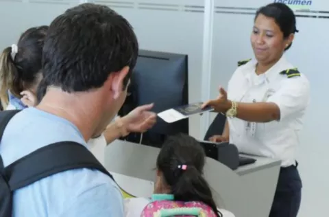 Trámite para que menores puedan salir del país se realiza en línea