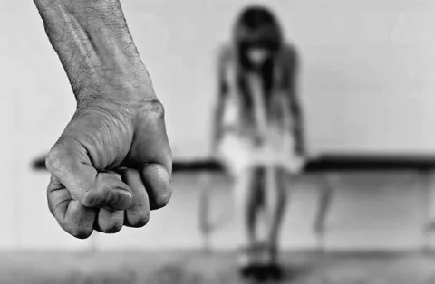 Adulto mayor viola a niña, la embaraza y la amenaza de no contarle a nadie o la correría de su casa en Darién