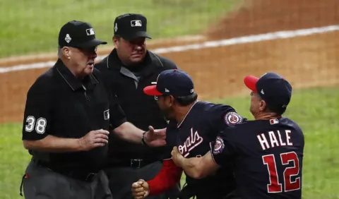 Joe Torre da la razón a umpire que marcó la interferencia de Trea Turner; peloteros reaccionan