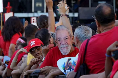 Luiz Inácio Lula da Silva anuncia que continúa "en la lucha" en el mitin que abre su gira por Brasil