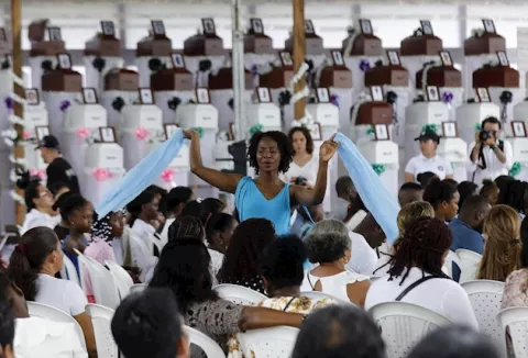 La comunidad de Bojayá despide a sus víctimas temerosa de una nueva matanza