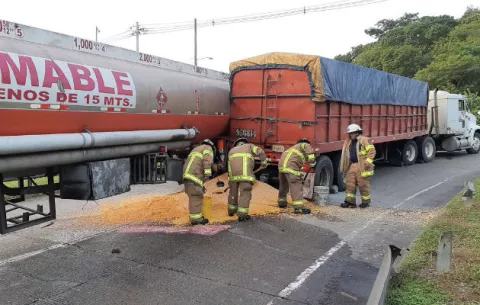 Choque entre camiones provoca derrame de combustible y granos de maíz en el Corredor Norte