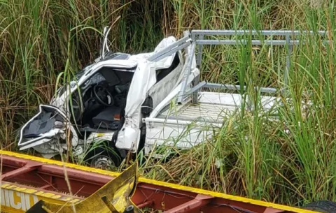 Camión y vehículo pick up caen en barranco de la autopista Panamá-Colón 