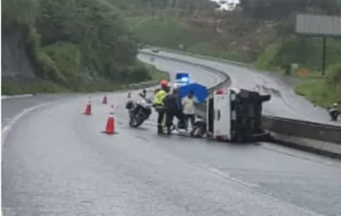 Vuelco se registra en la autopista Panamá-Colón en medio de fuerte lluvia 