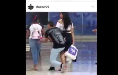 Piden investigar y sancionar a joven que se graba tocando 'las nalgas' a mujeres en centros comerciales