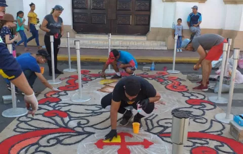 Artesanos de Azuero confeccionarán alfombra en evento mundial en España