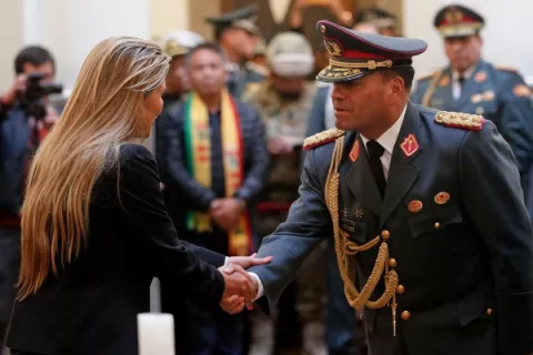 Presidenta interina de Bolivia realiza cambios en la cúpula militar 