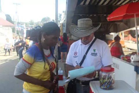 Ministerio de Salud detecta anomalías en puestos de comida en las rutas del desfile en San Miguelito