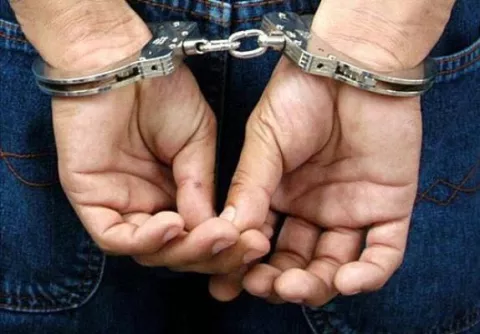 Sujetos ingresan a residencia, toman bebé en brazos y exigen a la madre que entregue todo el dinero