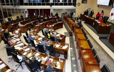 'Boutique' en la Asamblea; gasto de $47 mil en gorras, botas y playeras