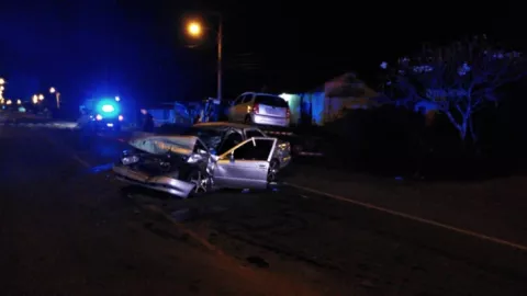 Cuatro heridos en una colisión frontal entre un sedán una grúa