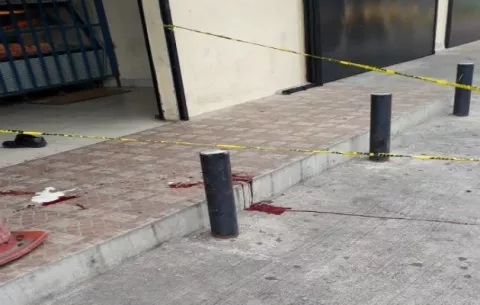 Balean a seguridad para robarle su arma de trabajo