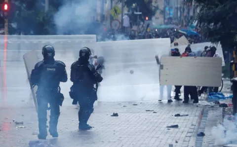 Batalla campal en la Plaza de Bolívar de Bogotá por ataque al Capitolio