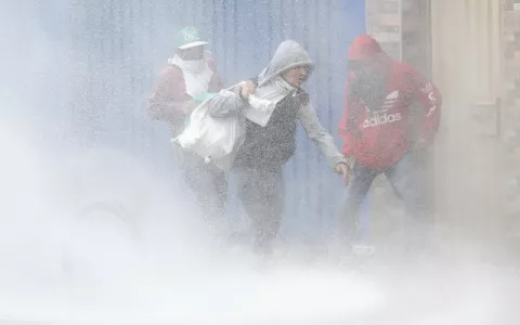 Vándalos se roban un autobús de transporte público para saquear comercios en Bogotá