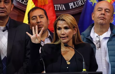 La senadora opositora Jeanine Áñez asume la Presidencia interina de Bolivia