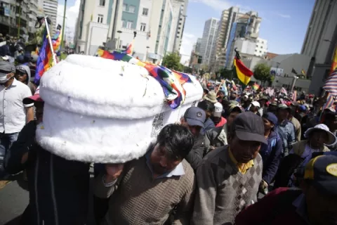 Dispersan con gases marcha con ferétros de fallecidos en operativo en El Alto, Bolivia