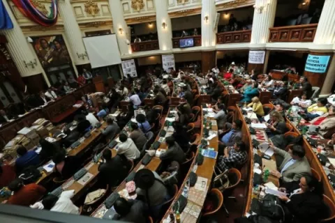 El partido de Evo Morales le responde a la presidenta interina con un proyecto para nuevos comicios