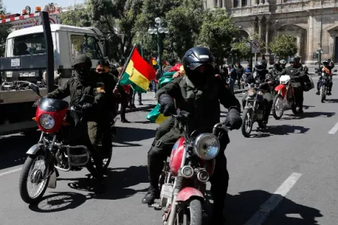 Policías de La Paz se repliegan en una unidad cercana al palacio presidencial