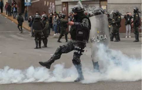 Choques en principal vía de La Paz en Bolivia,  al paso de fuerza policial y militar