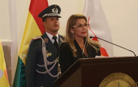 La presidenta interina de Bolivia nombra un gabinete de urgencia