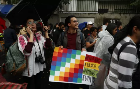 Simpatizantes de Morales en México celebran su asilo ante embajada boliviana