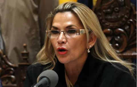 Presidenta interina dice que no promulgará una ley de inmunidad a Evo Morales