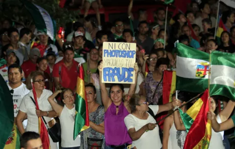 Líderes de grupos cívicos de Bolivia dan 48 horas a Morales para renunciar