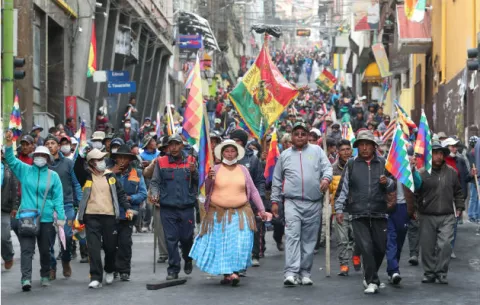 Miles de campesinos e indígenas marchan en La Paz contra el Gobierno interino