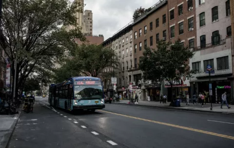 Buses en Manhattan tienen una vía principal para sí solos