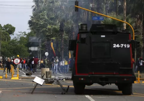Decretan toque de queda en Cali por vandalismo durante la  jornada de protesta en Colombia