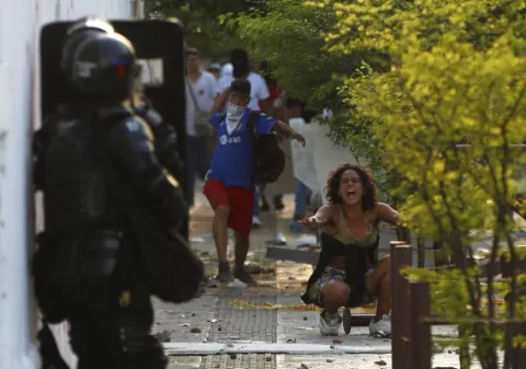 Jornada de protestas en Colombia dejó tres muertos, 98 detenidos y millones en pérdidas