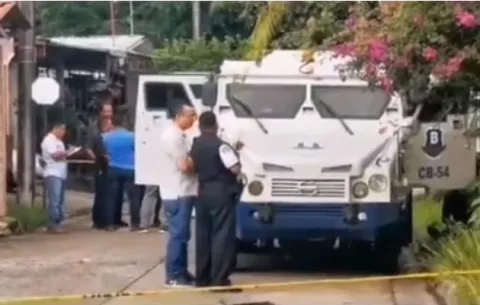 Robo de camión blindado deja un policía herido y tres detenidos
