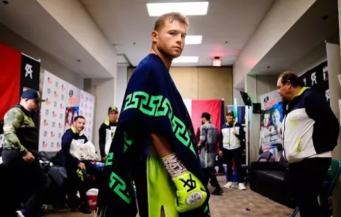 'Canelo' Álvarez se burla de una posible revancha contra Floyd Mayweather 